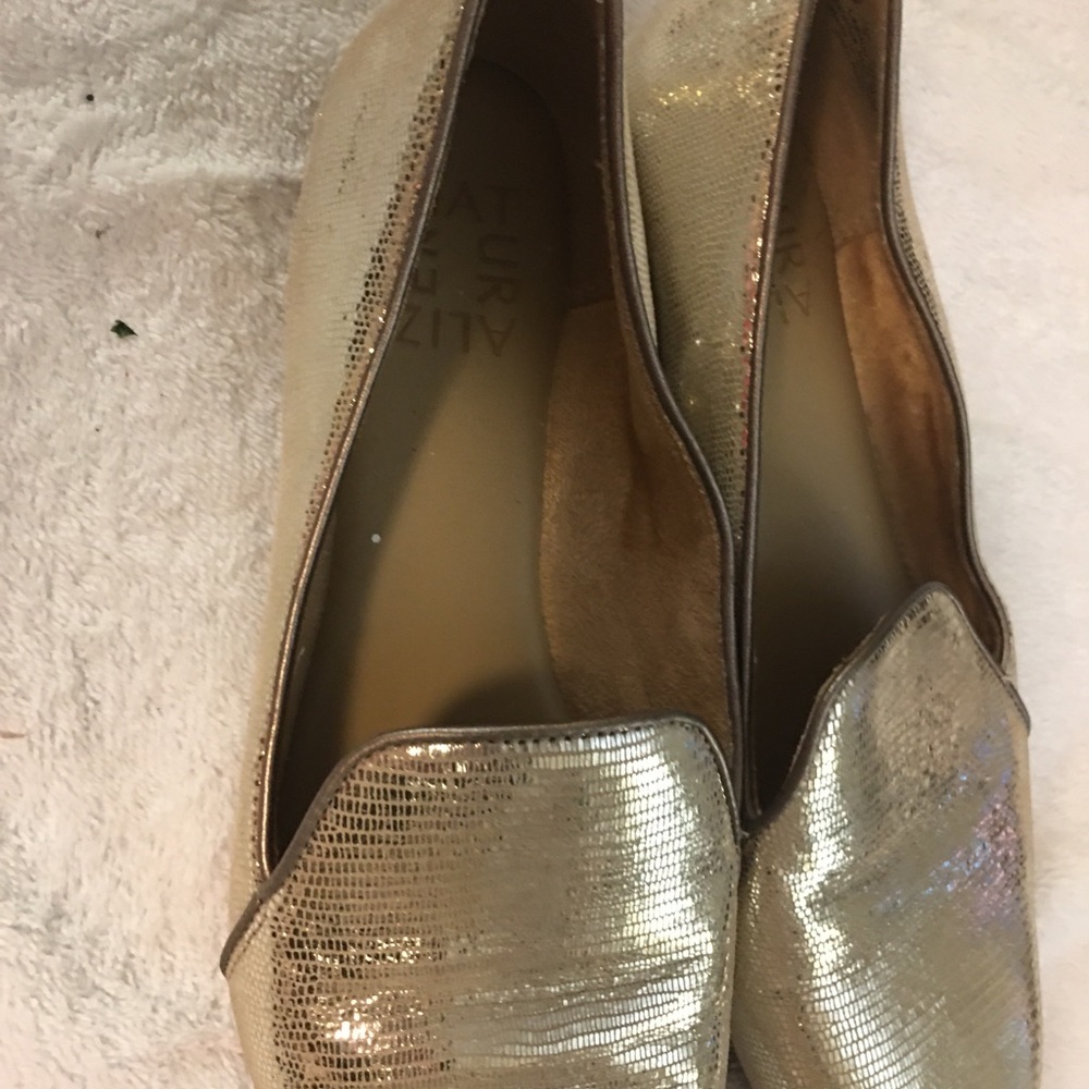 Elegant gold silk fabric loafers.